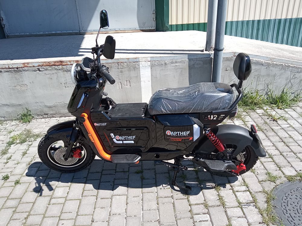 Електроскутер Партнер NIO червоний (1500W; 48V-30Ah Li-ion)