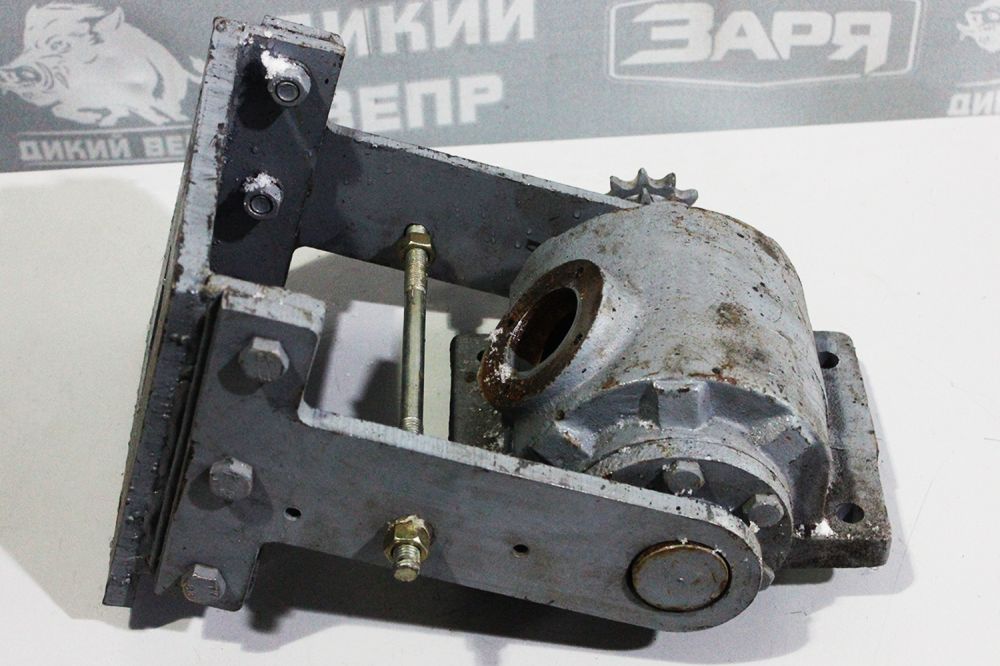 Редуктор промежуточный с навесным механизмом мототрактора Заря Вепр